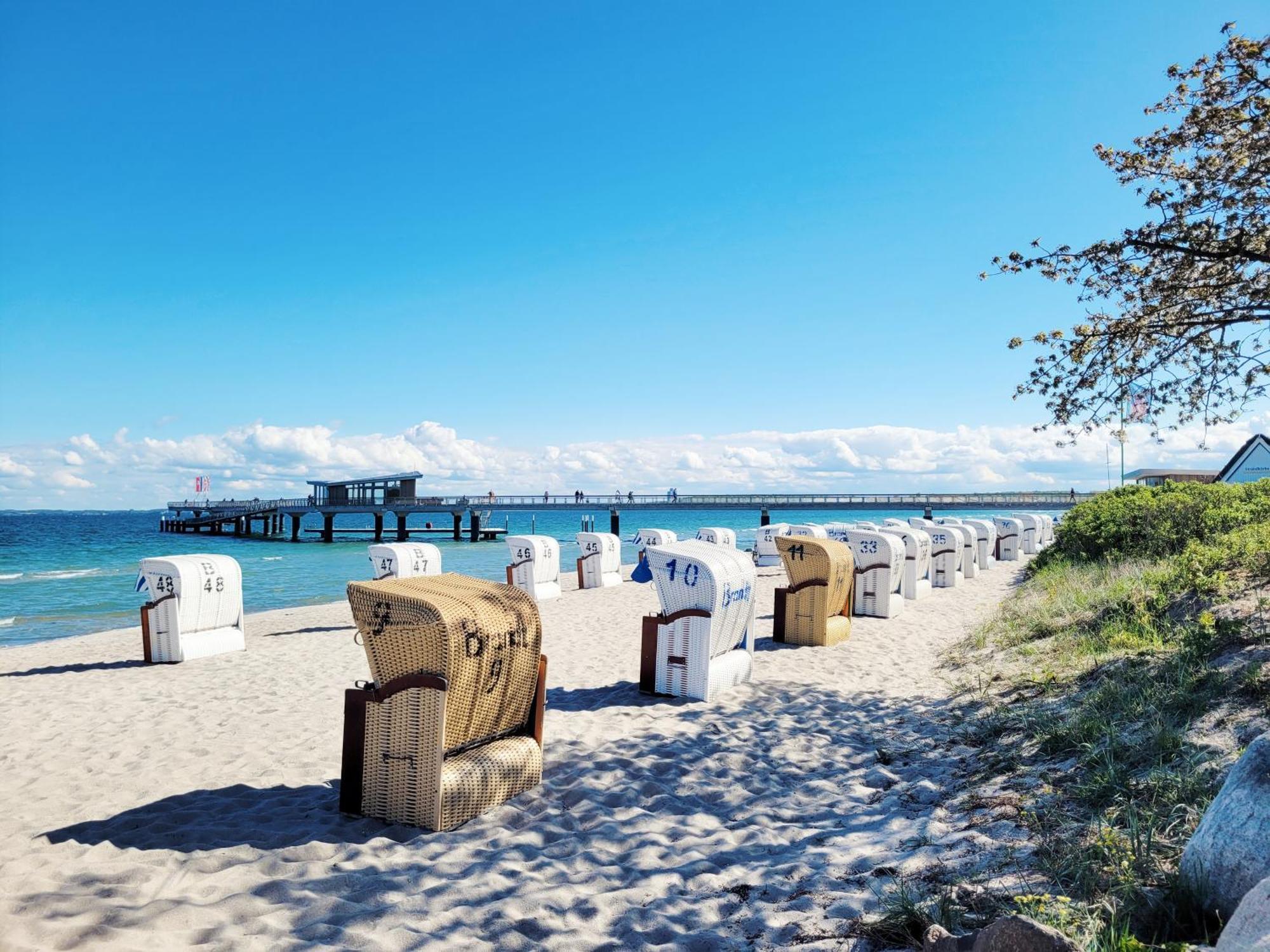 Moderne 1 Zimmer Ferienwohnung Mit Sonnenterrasse Und Parkplatz, In Ruhiger Lage, Nur Wenige Gehminuten Zum Ostsee Sandstrand Scharbeutz Exterior foto